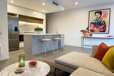 Mittelgroßes, Offenes Modernes Wohnzimmer mit weißer Wandfarbe und Keramikboden in Brisbane