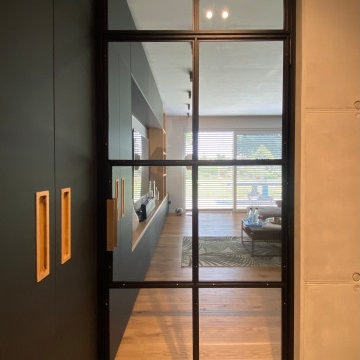Stilvolle Einflügelige Lofttür mit Mittelsprosse und Oberlicht und Messinggriff
