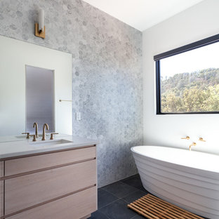 Salle De Bain Avec Des Portes De Placard En Bois Clair