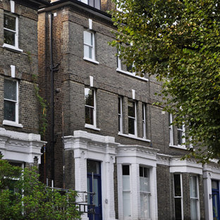 ロンドンのコンテンポラリースタイルのおしゃれな家の外観 (メタルサイディング、グレーの外壁) の写真