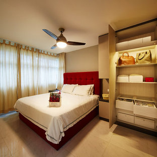 Esempio di una camera matrimoniale etnica di medie dimensioni con pareti beige e pavimento in marmo