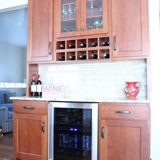 Idée de décoration pour une arrière-cuisine tradition en U de taille moyenne avec un placard à porte plane, des portes de placard marrons, un électroménager en acier inoxydable et une péninsule.