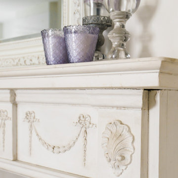 こだわりのアンティーク家具がとてもよく合う、かわいらしいシャビーシックなおうち。