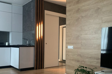 Стильный дизайн: гостиная комната среднего размера с серыми стенами, полом из ламината и отдельно стоящим телевизором - последний тренд