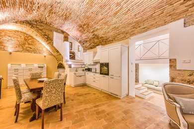 Ispirazione per una cucina classica di medie dimensioni con lavello stile country, ante in stile shaker, ante bianche, top in quarzite, paraspruzzi in marmo e pavimento in terracotta
