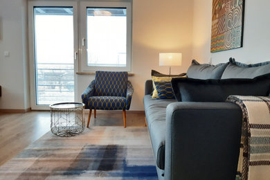 Mittelgroßes, Offenes Modernes Wohnzimmer in grau-weiß mit weißer Wandfarbe und hellem Holzboden in München