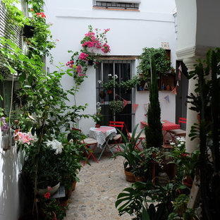 他の地域の大きいシャビーシック調のおしゃれな中庭のテラス (天然石敷き、日よけなし) の写真