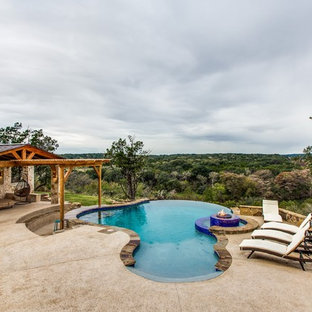 オースティンの巨大なオーダーメイドトランジショナルスタイルのおしゃれなプール (噴水、スタンプコンクリート舗装) の写真