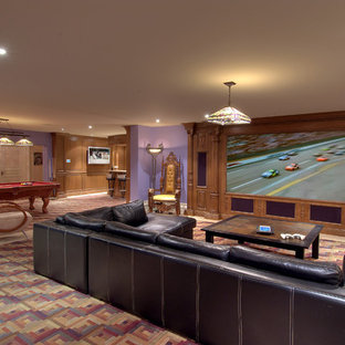 Idées déco pour une salle de cinéma classique avec un mur violet et un sol multicolore.