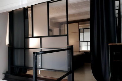 Esempio di una camera da letto stile loft industriale