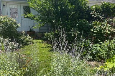 Inspiration for a farmhouse landscaping in Chicago.