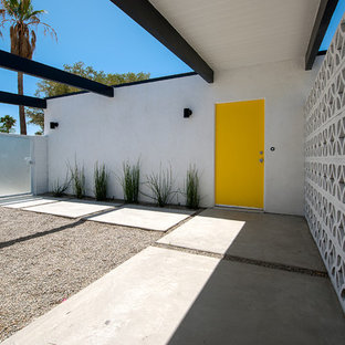 他の地域の片開きドアミッドセンチュリースタイルのおしゃれな玄関 (黄色いドア) の写真