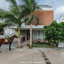 Surat Houzz: This Modern Home Reveals Subtle Contrasts & Small Details
