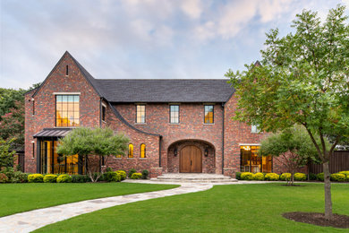 Design ideas for a transitional home design in Dallas.