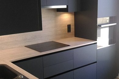 Design ideas for a mid-sized modern l-shaped open plan kitchen in Bordeaux with wood benchtops, beige splashback, timber splashback, light hardwood floors, grey floor and beige benchtop.