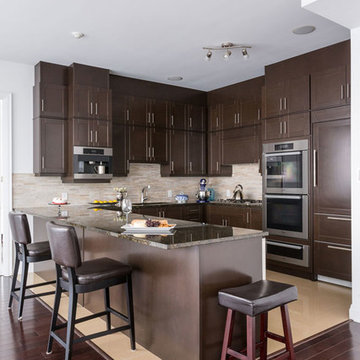 Absolute Condo: Kitchen