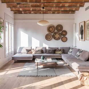Foto de salón para visitas abierto, mediterráneo, sin chimenea y televisor, con suelo de madera clara y suelo beige