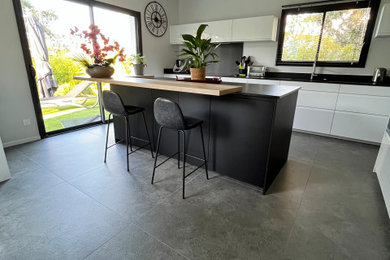 Inspiration pour une cuisine design avec un sol en carrelage de céramique et un sol gris.
