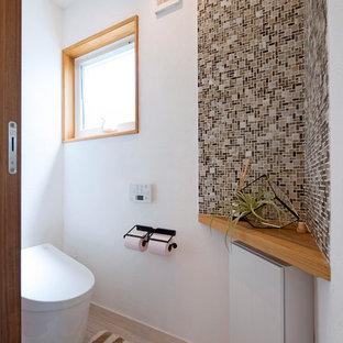 Immagine di un bagno di servizio moderno con ante lisce, ante bianche, pareti bianche, pavimento in legno verniciato e pavimento beige