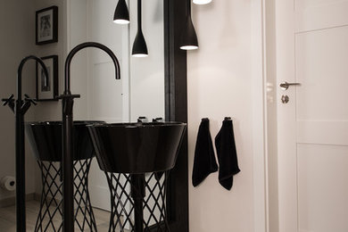 Mittelgroße Moderne Gästetoilette mit weißer Wandfarbe, Sockelwaschbecken und hellem Holzboden in Dortmund