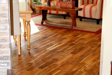 Example of a classic living room design in Cedar Rapids