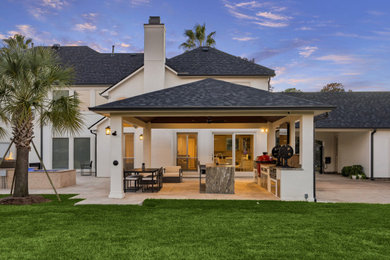 Example of a transitional patio design in Houston