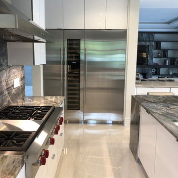 Sleek & Modern UltraCraft Kitchen - High Gloss Acrilux Door Style - South Beach