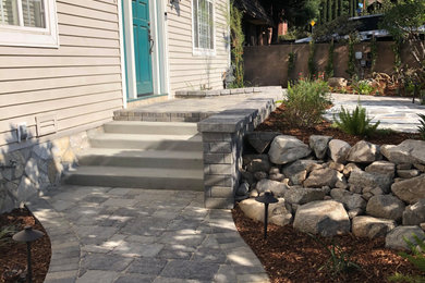 Inspiration for a traditional landscaping in Los Angeles.