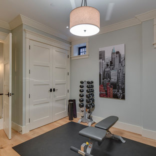 バンクーバーの小さいおしゃれなトレーニングルーム (青い壁、淡色無垢フローリング) の写真