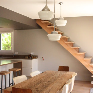 トゥールーズの中サイズのコンテンポラリースタイルのLDKの画像 (グレーの壁、淡色無垢フローリング)