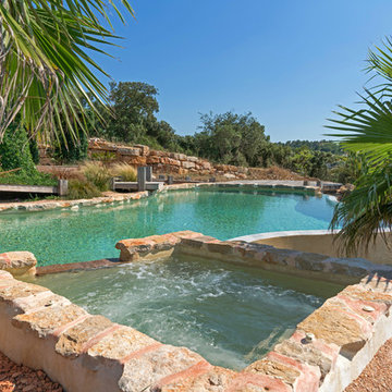 Réalisation d'une piscine de forme libre avec débordement dans le Var