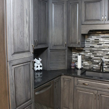 Starmark Kitchen - Hickory Ridgeville in Driftwood w/ Ebony Glaze