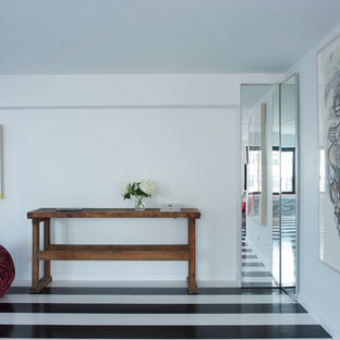 ニューヨークのコンテンポラリースタイルのおしゃれなホームジム (白い壁、塗装フローリング) の写真