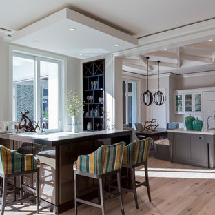 マイアミの小さいトロピカルスタイルのおしゃれな着席型バー (濃色木目調キャビネット、淡色無垢フローリング、ベージュの床) の写真