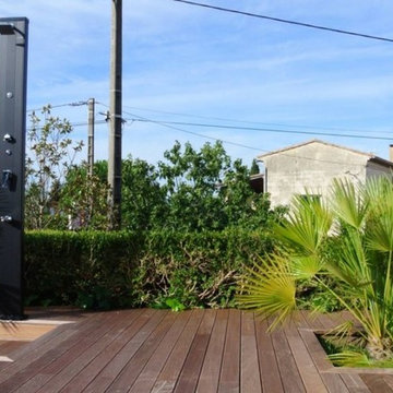 Coin piscine et sa terrasse en bois