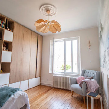 Vue d'ensemble de la chambre lumineuse avec des couleurs tendres et pastels