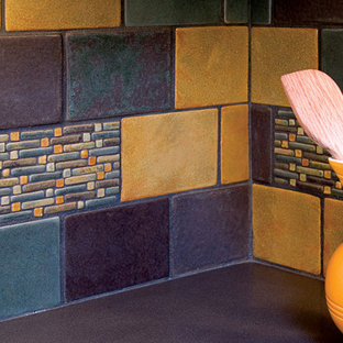 На фото: с высоким бюджетом угловые кухни среднего размера в современном стиле с кладовкой, столешницей из кварцевого композита, разноцветным фартуком и фартуком из керамической плитки