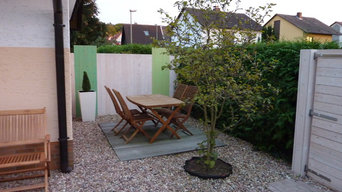 Vorgarten mit farbigem Holzzaun und Terrasse