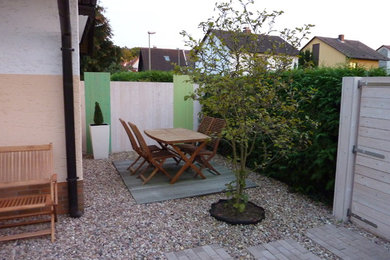 Vorgarten mit farbigem Holzzaun und Terrasse