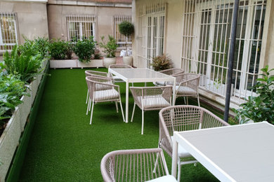 Modelo de terraza contemporánea con jardín de macetas