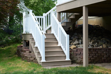 Elegant deck photo in Grand Rapids