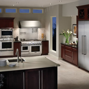 Transitional and Sophisticated Kitchen with Luxury Stainless Steel Appliances