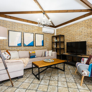 На фото: изолированные гостиные комнаты в стиле современная классика с белыми стенами, отдельно стоящим ТВ и разноцветным полом