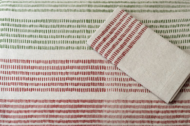 Decorazione tessile: tovagliato realizzato con stampe in serigrafia manuale