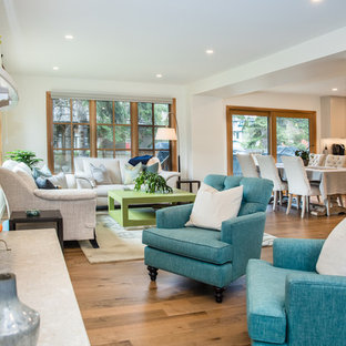 Bild på ett mellanstort funkis allrum med öppen planlösning, med ett finrum, vita väggar, mellanmörkt trägolv, en standard öppen spis, en spiselkrans i sten och brunt golv