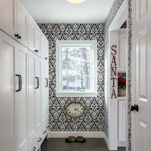 Klassisk inredning av en mellanstor hall, med flerfärgade väggar, klinkergolv i keramik och grått golv