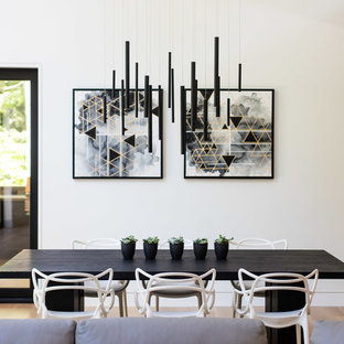 グランドラピッズの中サイズのコンテンポラリースタイルのLDKの画像 (淡色無垢フローリング、白い壁、暖炉なし、茶色い床)