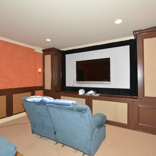 Idées déco pour une très grande salle de cinéma contemporaine fermée avec un mur rose et un téléviseur encastré.