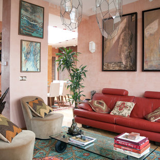 Foto de salón abierto, mediterráneo, sin chimenea y televisor, con paredes rosas y suelo de madera clara