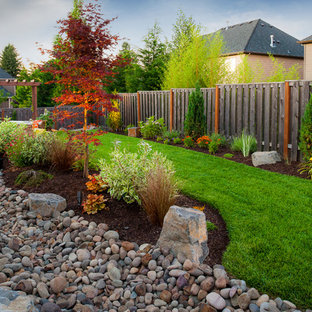 ポートランドのトラディショナルスタイルのおしゃれな庭石 (川石舗装) の写真